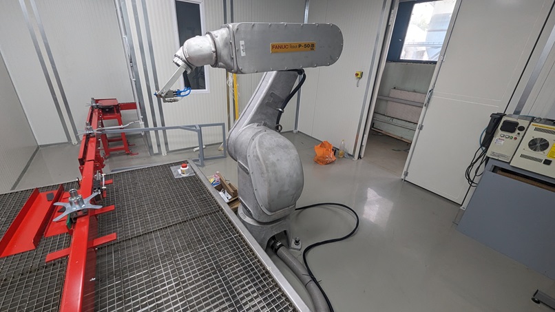 Takt üzemben működő festősor forgatóval